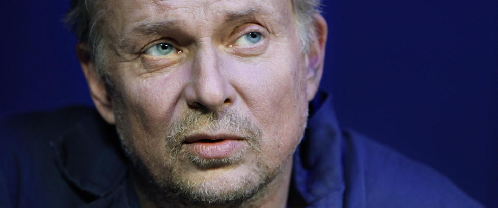 Dennis Storh�i-forestilling tas av teaterplakaten