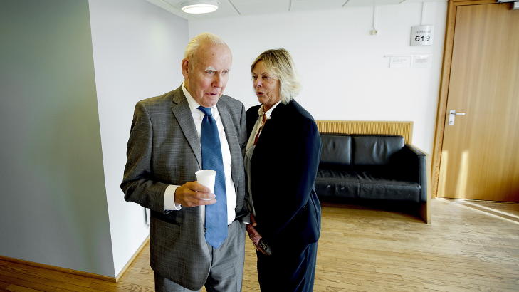 HUNDEVENNER II: Stein Bendixen og Sidsel Weedon var testamentvitner da Synnøve Alver Urdahl skrev sitt testamente i favør av Mona Høiness og Solplassen hvilehjem for gamle hunder. De er også arrangører av det berømte selskapet på bursdagen til Bendixens gamle hund Raggen, som ville blitt 39 år i høst. FOTO: BJØRN LANGSEM/ DAGBLADET. HUNDEVENNER II: Stein Bendixen og Sidsel Weedon var testamentvitner da Synnøve Alver Urdahl skrev sitt testamente i favør av Mona Høiness og Solplassen hvilehjem for gamle hunder. De er også arrangører av det berømte selskapet på bursdagen til Bendixens gamle hund Raggen, som ville blitt 39 år i høst. FOTO: BJØRN LANGSEM/ DAGBLADET.
