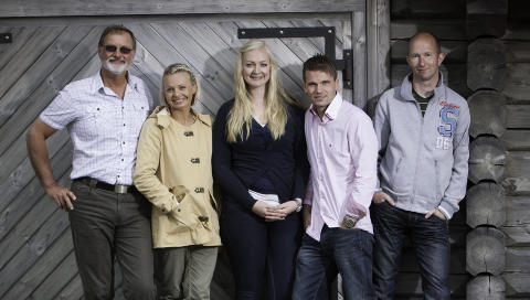 JAKTER P� KJ�RLIGHETEN: For niende gang skal norske b�nder f� hjelp av TV 2 til � finne sin utk�rede. Her er �rets b�nder sammen med programleder Marthe Sveberg. Foto: Rolf-�rjan H�gset / TV 2