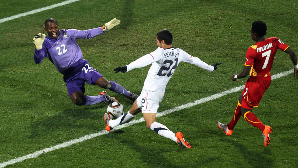 FORS�KT KJ�PT: Ghana-keeper Richard Kingson sier noen fors�kte � kj�pe ham f�r en VM-kamp i 2006. Dette bildet er fra kamp mot USA i 2010. Foto: AP Photo/Themba Hadebe