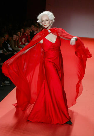 I 2005: Carmen Dell'Orefice p� catwalken for Carmen Marc Valvo i 2005. Foto: NTB Scanpix