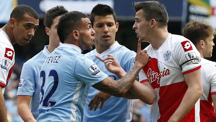 I KLINSJ: Carlos Tevez i krangel med Barton. Et albueslag fra Barton mot argentineren førte til rødt kort. Så svartnet det for Barton. Foto: Phil Noble / Reuters / NTB Scanpix I KLINSJ: Carlos Tevez i krangel med Barton. Et albueslag fra Barton mot argentineren førte til rødt kort. Så svartnet det for Barton. Foto: Phil Noble / Reuters / NTB Scanpix