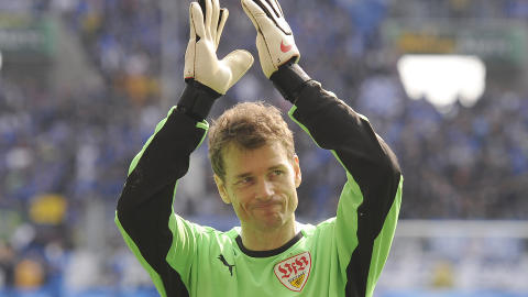 SPILTE I TOPPSERIER FRA 1989 TIL 2011: Lehmann avsluttet offisielt karrieren i 2010 for Stuttgart - før den ene siste kampen i Arsenal-trøye året etter. Her vinker han farvel til fansen i bundesligaen. Foto: AP / dapd / Daniel Maurer / NTB SCANPIX SPILTE I TOPPSERIER FRA 1989 TIL 2011: Lehmann avsluttet offisielt karrieren i 2010 for Stuttgart - før den ene siste kampen i Arsenal-trøye året etter. Her vinker han farvel til fansen i bundesligaen. Foto: AP / dapd / Daniel Maurer / NTB SCANPIX