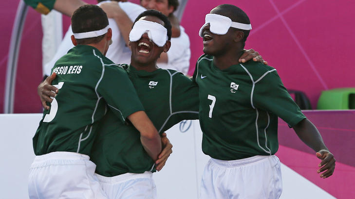 BRASIL TIL TOPPS: Her feirer Brasil-spillerne seieren i paralympicsfinalen mot Frankrike. De fire utespillerne på hvert lag måtte ha på seg bind for øynene, slik at det ble likt for alle. Foto: REUTERS/Eddie Keogh/ NTB SCANPIX BRASIL TIL TOPPS: Her feirer Brasil-spillerne seieren i paralympicsfinalen mot Frankrike. De fire utespillerne på hvert lag måtte ha på seg bind for øynene, slik at det ble likt for alle. Foto: REUTERS/Eddie Keogh/ NTB SCANPIX