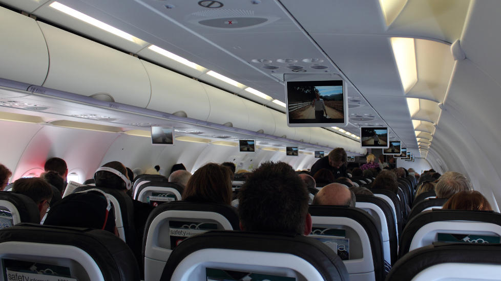 OKSYGEN TIL ALLE: P� alle seterader med to ganger tre seter som i en Boeing 737, er det fire oksygenmasker i beholderen i taket p� hver side av midtgangen, forteller Dagbladets reiseekspert, flykaptein i SAS Knut Berger. Illustrasjonsfoto: ZK-NGJ/CREATIVE COMMONS