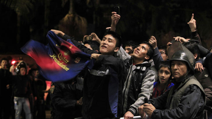 IKKE BARE MOBBING: Lionel Messi har også sine tilhengere utenfor hotellet i Lima.Foto: ENRIQUE CASTRO-MENDIVIL / REUTERS / NTB SCANPIX IKKE BARE MOBBING: Lionel Messi har også sine tilhengere utenfor hotellet i Lima.Foto: ENRIQUE CASTRO-MENDIVIL / REUTERS / NTB SCANPIX