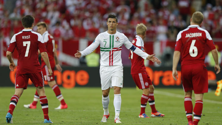 MESSI-MOBBING: Cristiano Ronaldo har flere ganger blitt møtt med «Messi»-tilrop, blant annet i EM-kampen mot Danmark i sommer. Foto: DARREN STAPLES / REUTERS / NTB SCANPIX MESSI-MOBBING: Cristiano Ronaldo har flere ganger blitt møtt med «Messi»-tilrop, blant annet i EM-kampen mot Danmark i sommer. Foto: DARREN STAPLES / REUTERS / NTB SCANPIX