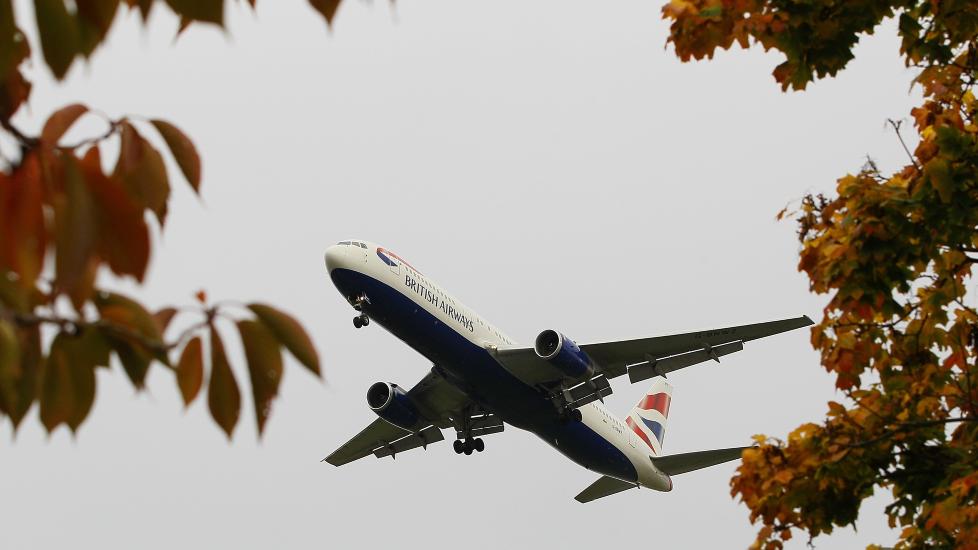 KAN HA FALT NED: Politiet tror mannen som ble funnet d�d i Portman Avenue like ved Heathrow p� s�ndag kan ha falt ned fra et fly som skulle lande. Her er et fly p� vei inn mot Heathrow Airport i oktober 2010. Illustasjonsfoto: Kirsty Wigglesworth / AP Photo