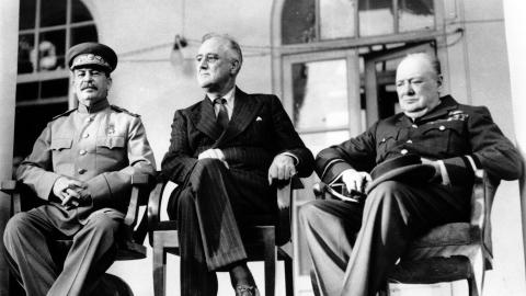 MED KRIGSFORBRYTER: Fra konferansen mellom Stalin, Roosvelt og Churchill i Teheran i november 1943. Lenge før dette visste Roosvelt om Stalins massakre i Katyn. (AP Photo) MED KRIGSFORBRYTER: Fra konferansen mellom Stalin, Roosvelt og Churchill i Teheran i november 1943. Lenge før dette visste Roosvelt om Stalins massakre i Katyn. (AP Photo)