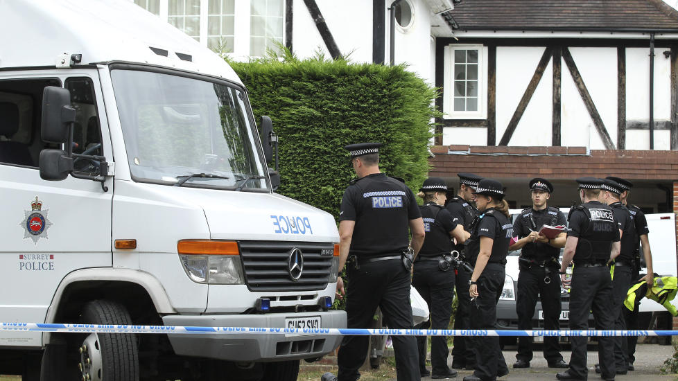 N�KKELVITNE: Zainab, datteren til det britiske paret som ble skutt og drept sammen med en 74 �r gammel slektning, har n� v�knet fra koma. Politi og bombeeksperter unders�ker n� familiens bolig i Claygate, s�r for London. Foto: Reuters / Olivia Harris / NTB Scanpix