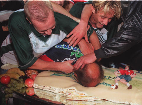 PARTY LIKE IT'S 1999: Her får Nils Johan Semb smake EM-kake av Henning Berg og Vidar Riseth etter at Slovenia ble feid av Ullevaal høsten 1999. Foto: Morten Holm/NTB Scanpix PARTY LIKE IT'S 1999: Her får Nils Johan Semb smake EM-kake av Henning Berg og Vidar Riseth etter at Slovenia ble feid av Ullevaal høsten 1999. Foto: Morten Holm/NTB Scanpix