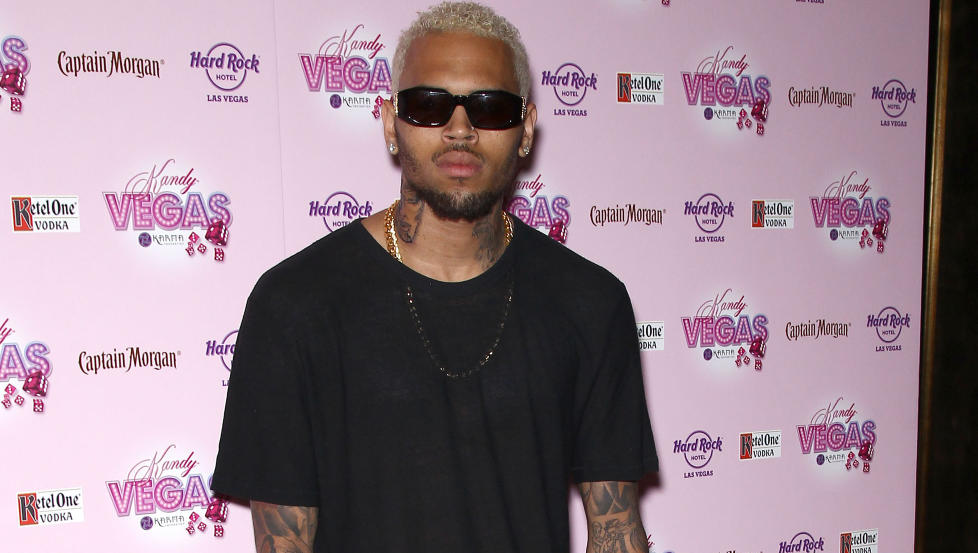 NY TATOVERING: R&B-artisten Chris Brown ble i 2009 d�mt for � ha banket opp sin dav�rende kj�reste Rihanna. N� har han igjen lagt seg under n�la, og flere mener resultatet er et bilde av en mishandlet og blodig kvinne, som ligner Rihanna. Tatoveringen kan skimtes p� venstre side av Browns hals. Foto: Stella Pictures
