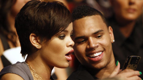 KJ�RESTEPAR: Rihanna og Chris Brown var kj�rester frem til den skjebnesvangre kvelden da Brown fysisk misbrukte henne p� vei hjem fra en Grammy-fest i 2009. For ugjerningene ble han id�mt 180 timers samfunnsstraff. Foto: Stella Pictures