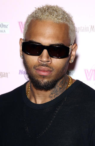 TATOVERT: Chris Brown har tatovert store deler av kroppen, men det er hans nyeste tilskudd som skaper oppstyr. Flere hevder nemlig at tatoveringen ligner en mishandlet kvinnes ansikt. Foto: Stella Pictures