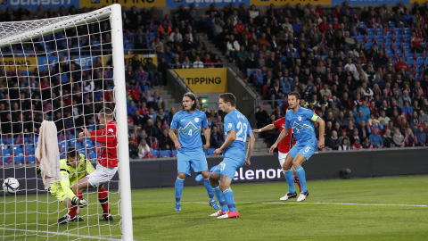 TABBE: Keeper Rune Almenning Jarstein ga en svak retur rett ut i feltet etter et frispark, og Slovenia tok ledelsen på Ullevaal etter et kvarters spill.
Foto: Anette Karlsen / NTB scanpix TABBE: Keeper Rune Almenning Jarstein ga en svak retur rett ut i feltet etter et frispark, og Slovenia tok ledelsen på Ullevaal etter et kvarters spill.
Foto: Anette Karlsen / NTB scanpix