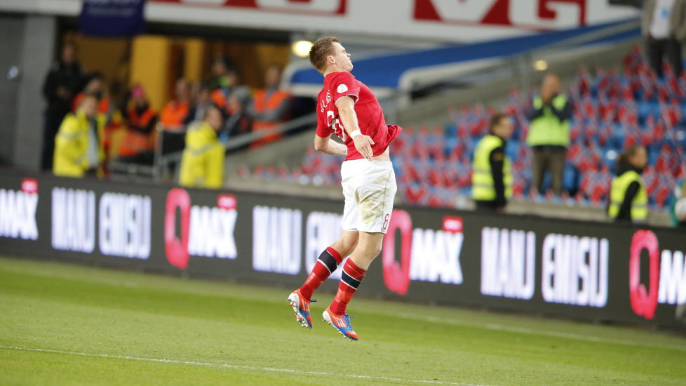 ELLEVILLE JUBELSCENER: John Arne Riise jublet hemningsl�st etter � ha scoret seierm�let for Norge tre minutter p� overtid.Foto: Bj�rn Langsem/Dagbladet