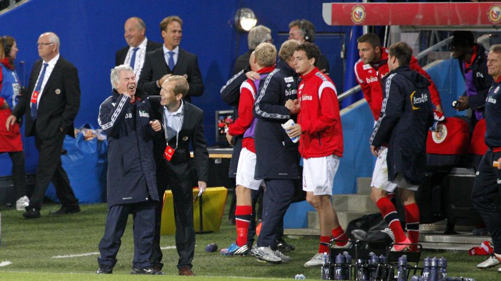 SJELDENT GLAD: Mediesjef Svein Graff sjekker at alt st�r bra til med Drillo etter at en sjeldent f�lelsesladd landslagssjef hadde sett John Arne Riise dunke inn seiersm�let p� overtid av overtida. Foto: B�rre Helgerud