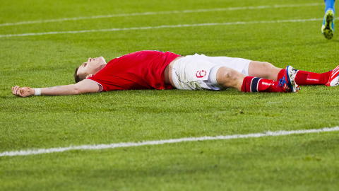 REISTE SEG: John Arne Riise så helt overveldet ut etter å ha gitt Norge 2-1-seier over Slovenia på Ullevaal. Etter kampslutt sank han sammen med lagkameratene over seg.
Foto: Vegard Grøtt / NTB scanpix REISTE SEG: John Arne Riise så helt overveldet ut etter å ha gitt Norge 2-1-seier over Slovenia på Ullevaal. Etter kampslutt sank han sammen med lagkameratene over seg.
Foto: Vegard Grøtt / NTB scanpix