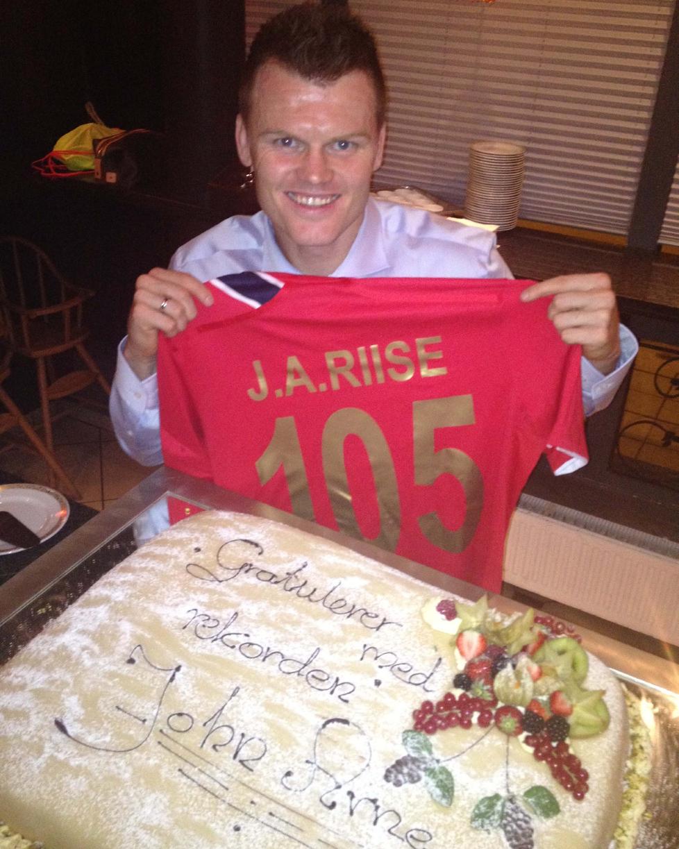 SEIERSFEST: John Arne Riise ble hyllet med b�de spesialtrykket landslagsdrakt, taler og kake p� banketten p� Hotel Bristol i natt etter seiersm�let mot Slovenia, som dette bildet Dagbladet kan bringe. Foto: Privat