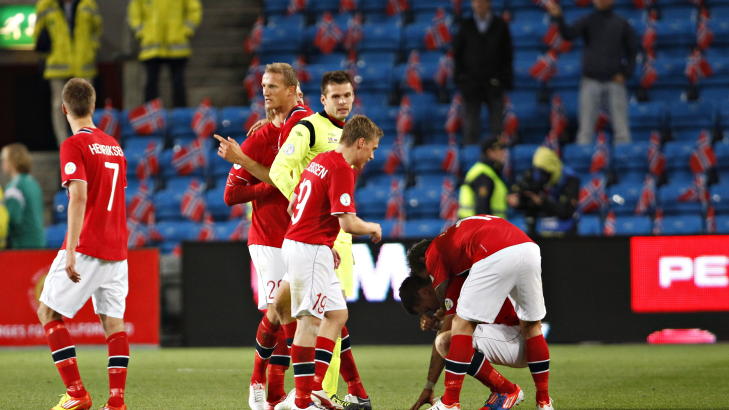 MATCHVINNER PÅ OVERTID: John Arne Riise sitter bøyd mens lagspillerne kommer bort til han etter VM-kvalifiseringskampen mor Slovenia på Ullevaal. Foto: Anette Karlsen / NTB scanpix MATCHVINNER PÅ OVERTID: John Arne Riise sitter bøyd mens lagspillerne kommer bort til han etter VM-kvalifiseringskampen mor Slovenia på Ullevaal. Foto: Anette Karlsen / NTB scanpix