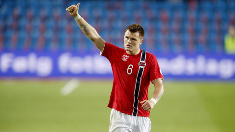 HYLLES: Lagkameratene roser John Arne Riise etter tre poeng mot Slovenia. Foto: Bjørn Langsem / Dagbladet. HYLLES: Lagkameratene roser John Arne Riise etter tre poeng mot Slovenia. Foto: Bjørn Langsem / Dagbladet.