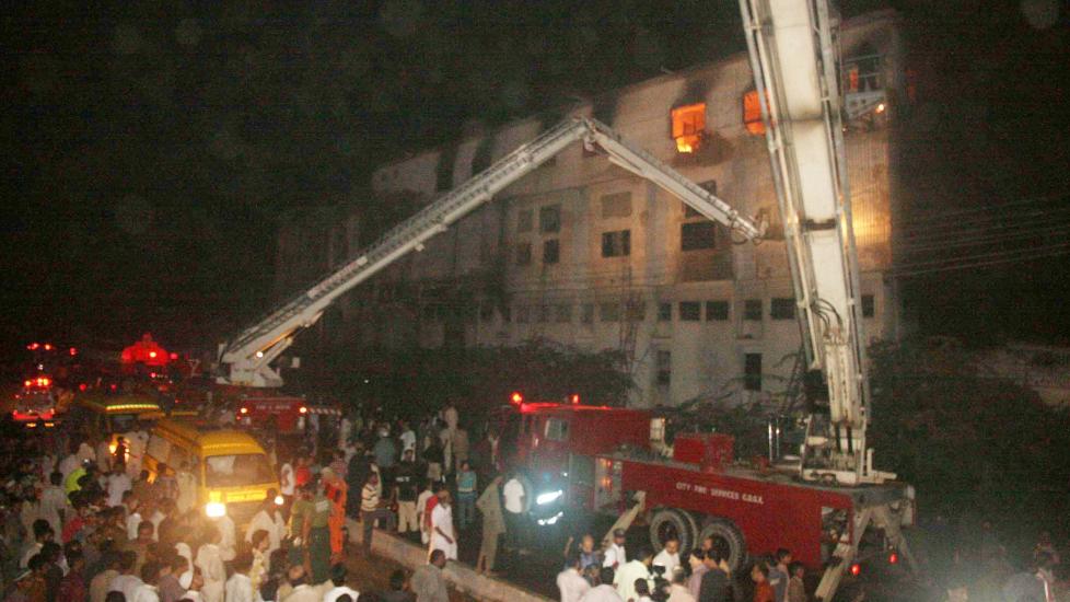 FABRIKKBRANN: Minst 63 mennesker omkom i en brann i Karachi i Pakistan. Foto EPA/STR