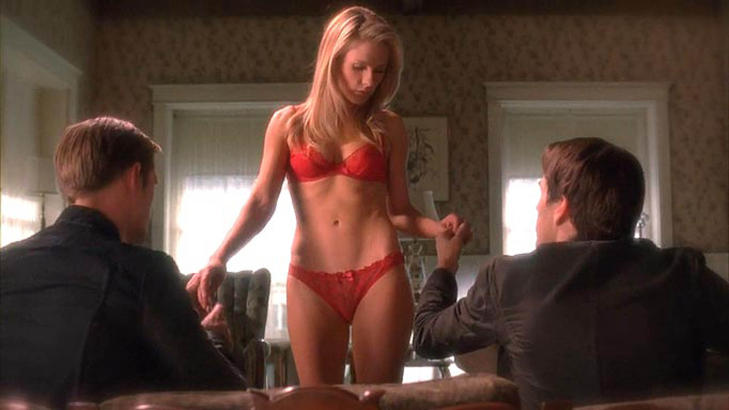 VAMPYRSUKSESS: Anna Paquin (30) spiller blant annet mot ektemannen Stephen Moyer og svensken Alexander Skarsg�rd i serien �True Blood�. Foto: Stella Pictures