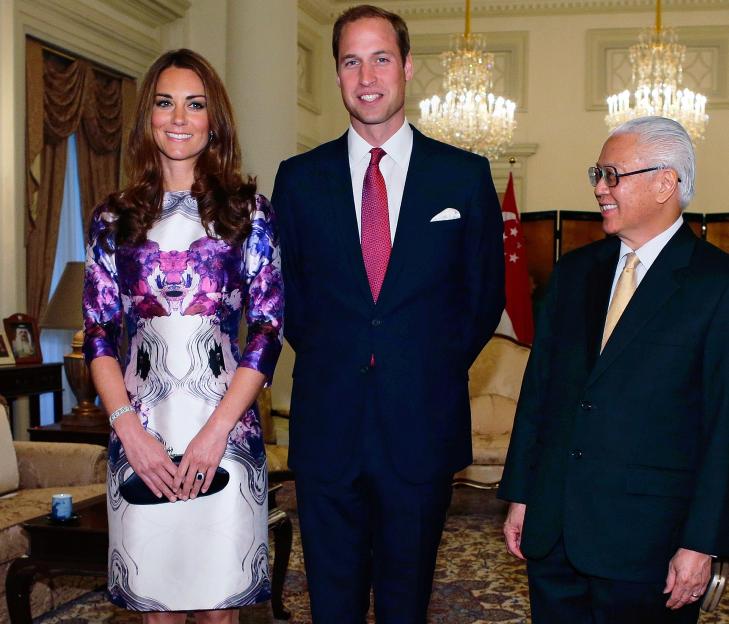 PRESIDENTBES�K: Hertuginne Catherine, ektemannen prins William og Singapores president Tony Tan. Foto: NTB Scanpix