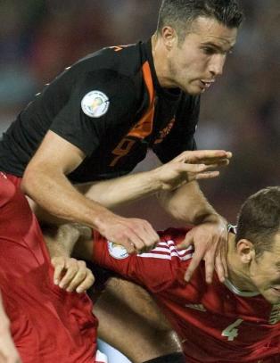 Van Persie byttet ut i pausen med l�rskade