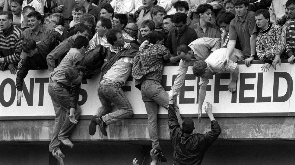 L�FTET I SIKKERHET: 96 mennesker ble drept i Hillsborough-tragedien. N� kommer kanskje svaret p� hva som skjedde i de skjebnesvangre timene. foto: David Giles/PA/Scanpix
