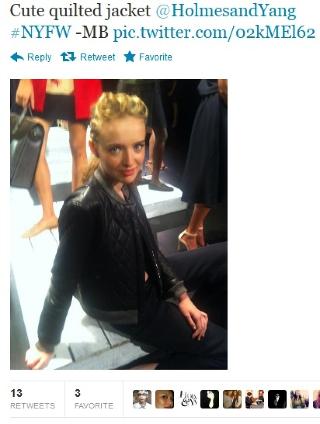 IMPONERT: Vogue lar seg imponere av Holmes & Yangs skinnjakke. Foto: Twitter