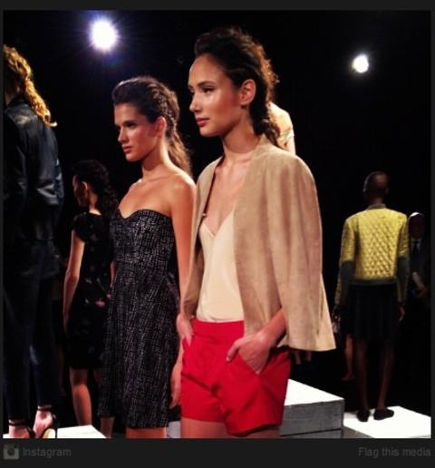 - LIGNER KATIE: New York Times motekritiker mener kolleksjonen ligner Katie Holmes egen stil. Foto: Instagram
