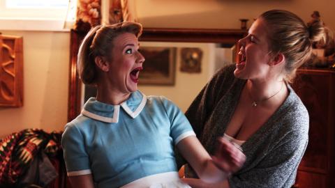 PÅ SETTET: Serien er bygget rundt karakteren til Kari Bjørge Benonisen. Her er hun avbildet under innspillingen sammen med seriens eminente sminkør Stine Nesset Hjelvik. Foto. GYODC FILMS PÅ SETTET: Serien er bygget rundt karakteren til Kari Bjørge Benonisen. Her er hun avbildet under innspillingen sammen med seriens eminente sminkør Stine Nesset Hjelvik. Foto. GYODC FILMS