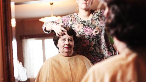 SVIGERMOR VET ALLTID BEST: Også den eldre og bedrevitende generasjonen er representert i serien. Her representert ved svigermor, som spilles av Else Haslerud. Foto: GYODC FILMS SVIGERMOR VET ALLTID BEST: Også den eldre og bedrevitende generasjonen er representert i serien. Her representert ved svigermor, som spilles av Else Haslerud. Foto: GYODC FILMS