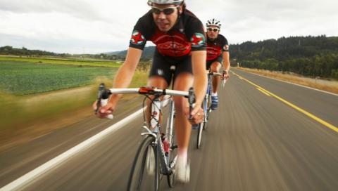 SYKLING: Du skal ikke drikke for mye sportsdrikke når du trener. Illustrasjonsfoto: Thinkstockphotos SYKLING: Du skal ikke drikke for mye sportsdrikke når du trener. Illustrasjonsfoto: Thinkstockphotos