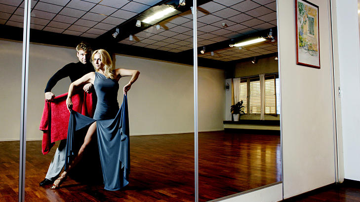 L�RER: - Siden Vebj�rn er kunstner, bruker jeg ofte visuelle bilder i undervisningen, sier Nadya Khamitskaya (29) som er med i �Skal vi danse� for femte gang. L�rdag danser Vebj�rn Sand og Nadya paso doble.Foto: KRISTIN SVORTE