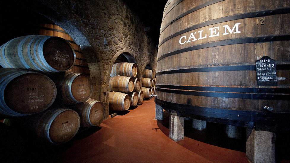 LAGRING:  Hver eiket�nne rommer 600 liter portvin. Foto: JOHN TERJE PEDERSEN