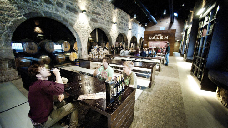 HOS C�LEM:  I vinkjelleren smakes det p� portvin fra ti om morgenen til sju om kvelden. Foto: JOHN TERJE PEDERSEN