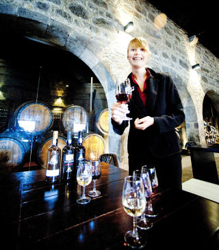 OPPL�RING:  Britiske Jessica l�rer turistene � sette pris p� portvin i portvinskjelleren hos C�lem i Porto. Foto: JOHN TERJE PEDERSEN