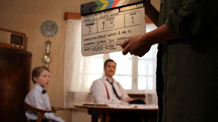 SAMMENSVEISET: Under innspillingen bodde deler av crewet i huset som fungerer som kulissene for serien. Mange ideer ble til underveis og ble testet ut der og da. Foto: GYODC FILMS SAMMENSVEISET: Under innspillingen bodde deler av crewet i huset som fungerer som kulissene for serien. Mange ideer ble til underveis og ble testet ut der og da. Foto: GYODC FILMS