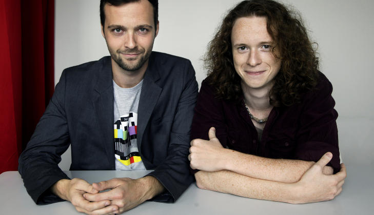 NOSTALGI OG ABSURDITETER: Morten Haslerud og Simon M. Valentine står bak dbtvs nyeste serie «Den glade husmor». Filmskaperne har jobbet sammen i fem-seks år og driver nå GetYourOwnDamnCoffee Films. Foto: STEINAR BUHOLM NOSTALGI OG ABSURDITETER: Morten Haslerud og Simon M. Valentine står bak dbtvs nyeste serie «Den glade husmor». Filmskaperne har jobbet sammen i fem-seks år og driver nå GetYourOwnDamnCoffee Films. Foto: STEINAR BUHOLM
