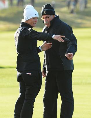 Her er �Tutta� i heftig diskusjon med dommeren