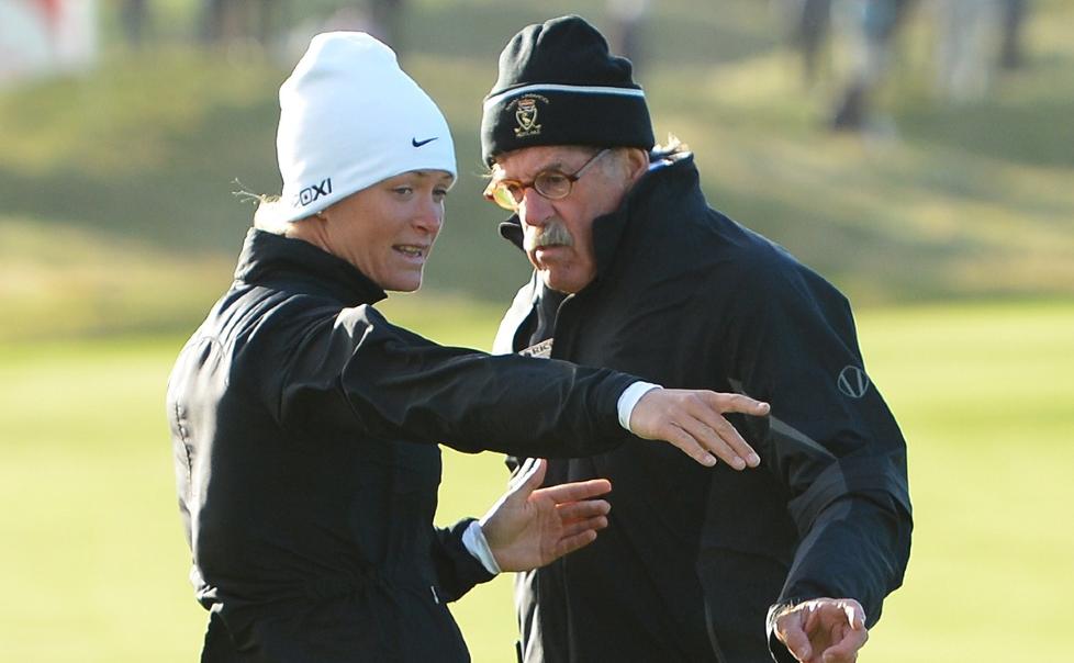 SINT: Suzann Pettersen diskuterte med en av dommerne da ballen hennes flyttet seg som f�lge av sterk vind. Foto: AFP/SCANPIX/ANDREW YATES