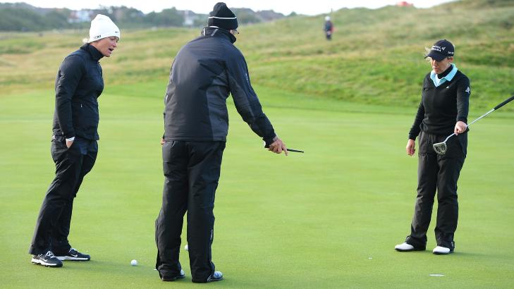 STERK VIND: Suzann Pettersen (t.v) og Cristie Kerr spilte under vanskelige forhold under British Open-turneringen på Royal Liverpool Golf Klubb i Hoylake. Foto: AFP/SCANPIX/ANDREW YATES STERK VIND: Suzann Pettersen (t.v) og Cristie Kerr spilte under vanskelige forhold under British Open-turneringen på Royal Liverpool Golf Klubb i Hoylake. Foto: AFP/SCANPIX/ANDREW YATES