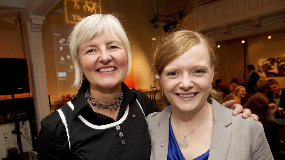 VIL LEGGE NED: KrfU-leder Elisabeth L�land mener skoledebattene gir ungdom en lite verdig introduksjon til politikken. Her er hun fotografert sammen med tidligere KrF-leder Valgerd Svarstad Haugland p� partiets valgvake i fjor. Foto: Terje Bendiksby / Scanpix
