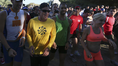 PÅ LØPETUR I CANADA: Lance Armstrong i gult løper sammen med mange frammøtte i en park i Montreal 29. august. Foto: CHRISTINNE MUSCHI / REUTERS / NTB SCANPIX PÅ LØPETUR I CANADA: Lance Armstrong i gult løper sammen med mange frammøtte i en park i Montreal 29. august. Foto: CHRISTINNE MUSCHI / REUTERS / NTB SCANPIX