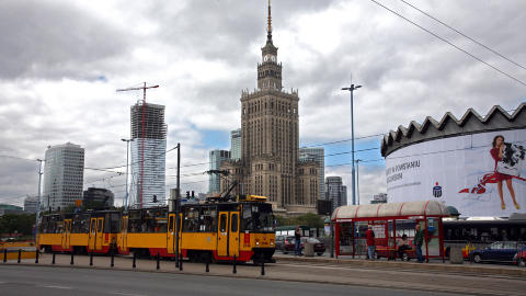 MIDTPUNKT: Uansett hvor de befinner deg i Warszawa, s� ser du det nesten 300 meter h�ye Kulturpalasset. Bygningen var en gave fra Sovjet-diktator Josef Stalin. Foto: EIVIND PEDERSEN