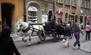 NOSTALGI: Da den totalt utbombede gamlebyen i Warszawa skulle gjenreises etter krigen, brukte man eldgamle skisser og malerier som tegninger. Resultatet ble en romantisk bydel der du f�ler deg hensatt til riktig gamle dager. Foto: EIVIND PEDERSEN