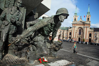 OPPSTAND: F�rst i 1989 lyktes det polakkene � f� lov til � lage dette monumentet til minne om oppstanden i Warszawa under krigen. I v�re dager er monumentet et viktig sted for slektninger som minnes sine kj�re som ble drept fordi Sovjet ikke ville kjempe p� polakkenes side mot Hitler. Foto: EIVIND PEDERSEN