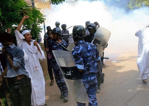 TÅREGASS: Sudanske politimenn forsøker å løse opp folkemengden, bl.a. ved hjelp av tåregass. Foto: ASHRAF SHAZLY / AFP PHOTO / NTB SCANPIX TÅREGASS: Sudanske politimenn forsøker å løse opp folkemengden, bl.a. ved hjelp av tåregass. Foto: ASHRAF SHAZLY / AFP PHOTO / NTB SCANPIX